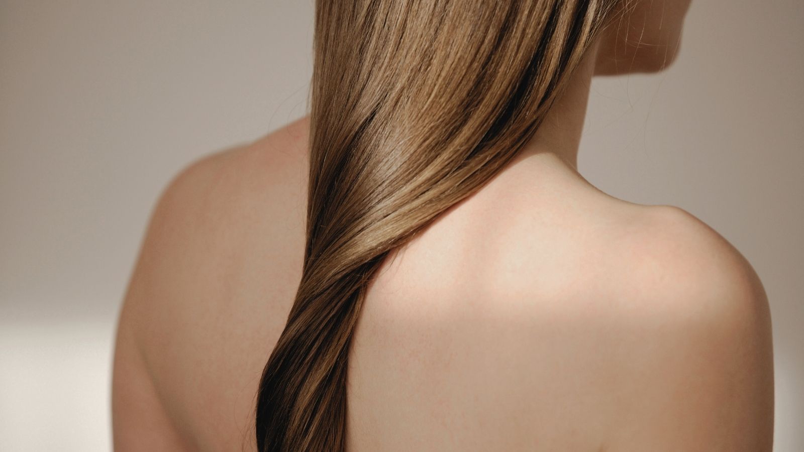 Cheveux lisses, brillants et gainés dans le dos – effet soin naturel SILKBIOTIC