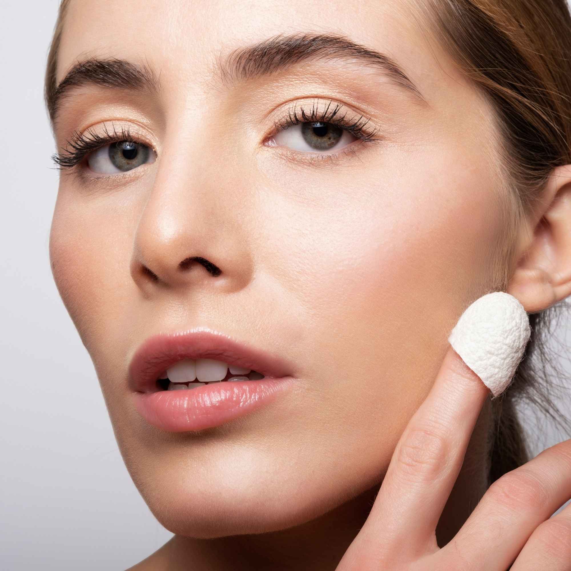 Cocon de soie appliqué sur la peau pour représenter les soins visage SILKBIOTIC à base de soie.