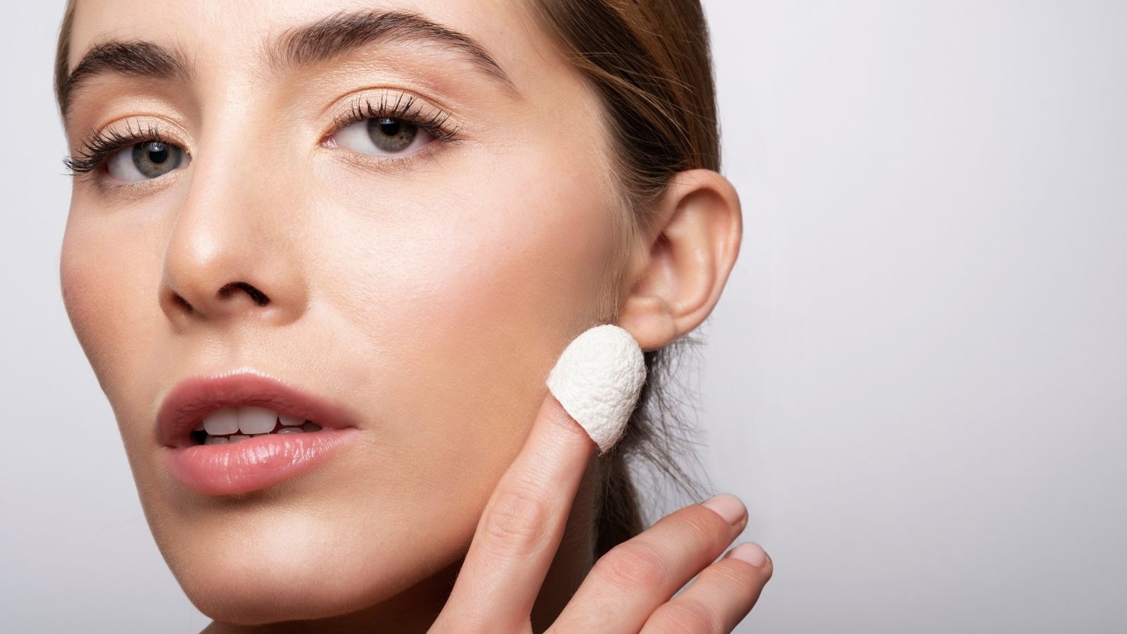 Cocon de soie appliqué sur la peau pour représenter les soins visage SILKBIOTIC à base de soie.