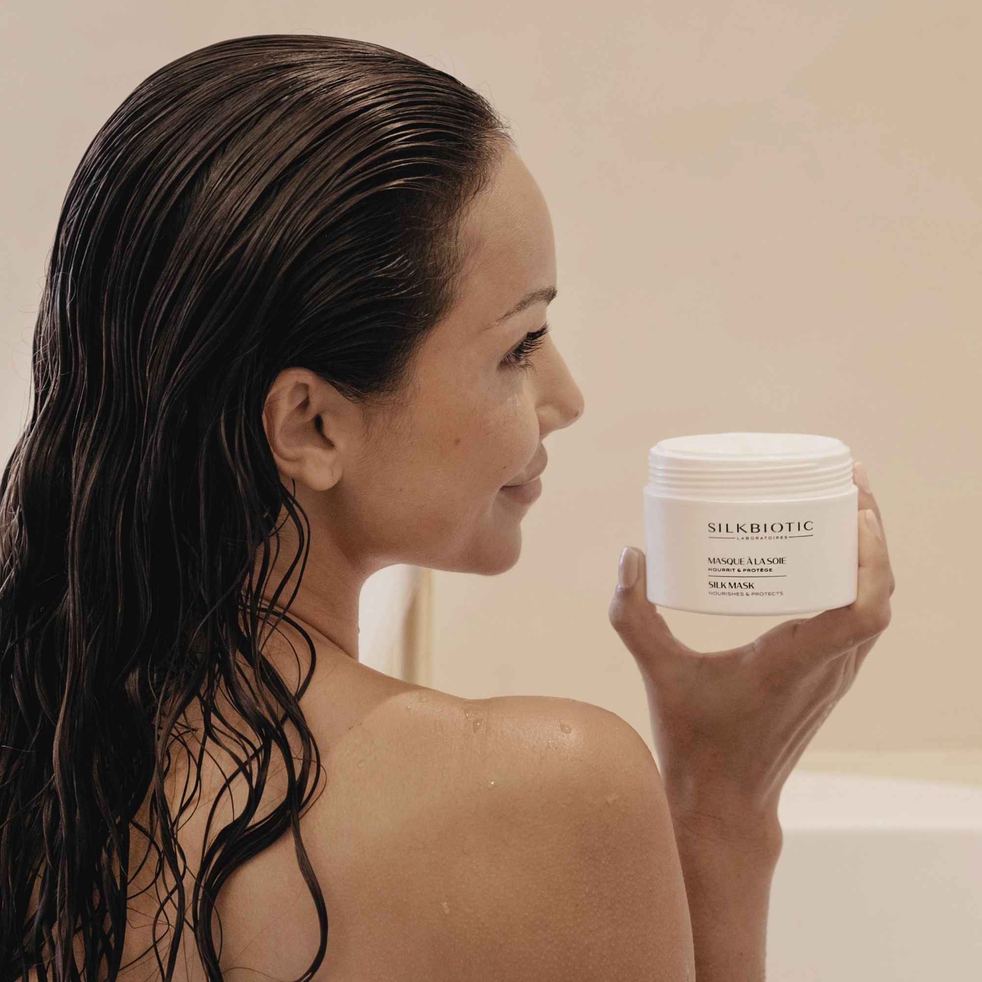 Masque capillaire réparateur à la soie SILKBIOTIC pour des cheveux brillants.