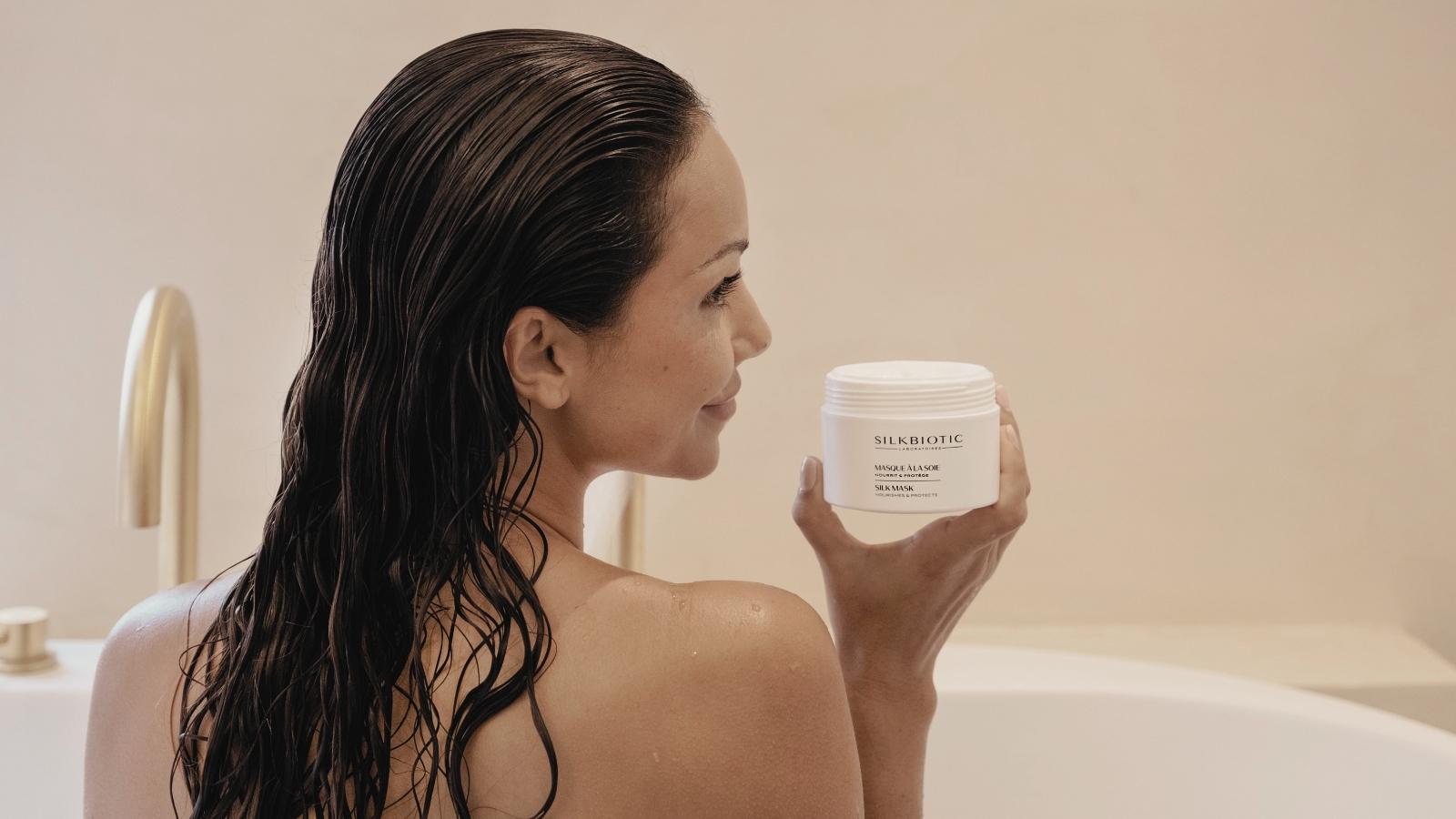 Masque capillaire réparateur à la soie SILKBIOTIC pour des cheveux brillants.