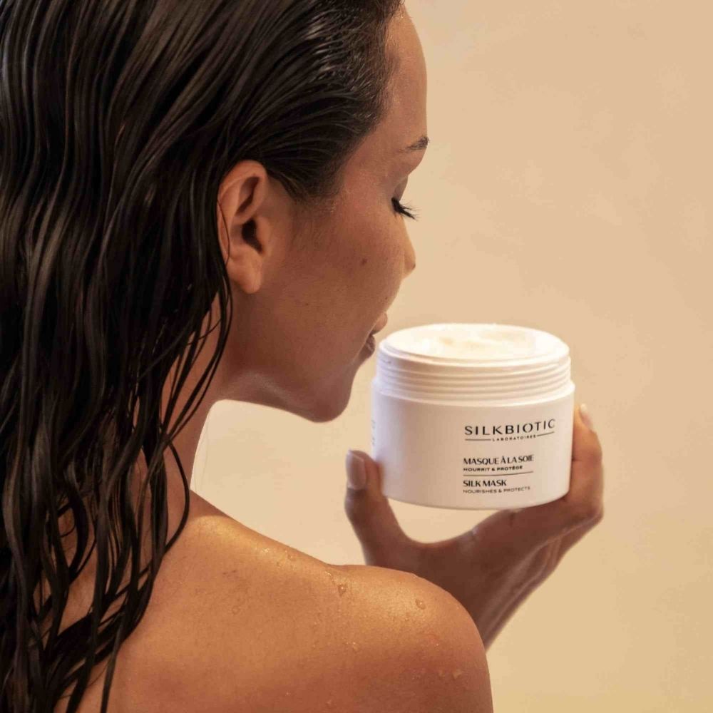 Masque à la soie de chez SILKBIOTIC pour des cheveux soyeux et protégés.