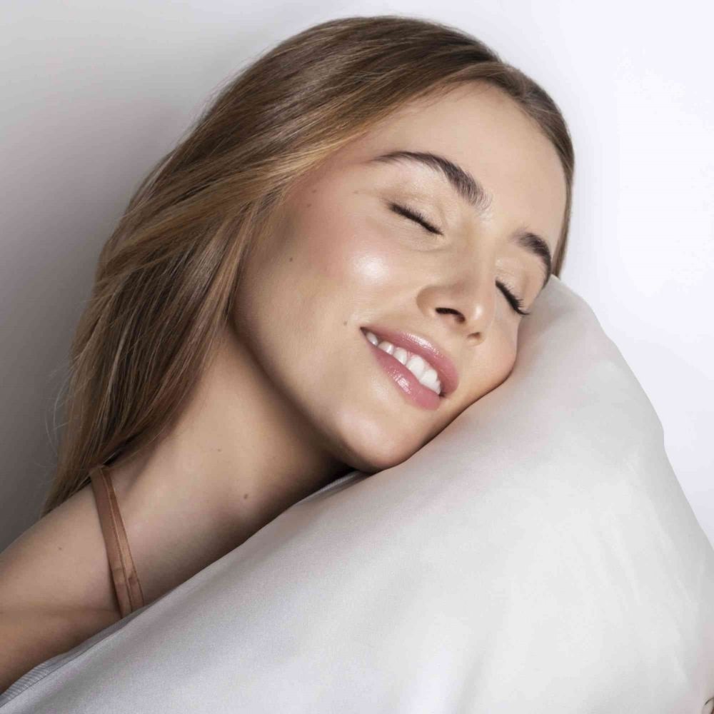Femme reposée sur taie en soie SILKBIOTIC après soin visage du coffret peau sublime