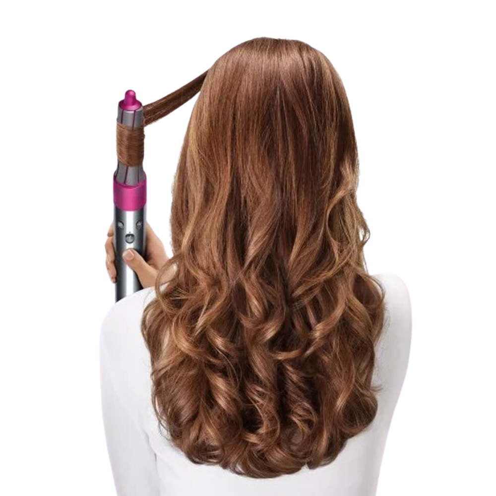 En un seul geste, les cheveux sont protégés de la chaleur des appareils coiffants ainsi que de l'humidité pour une coiffure qui dure