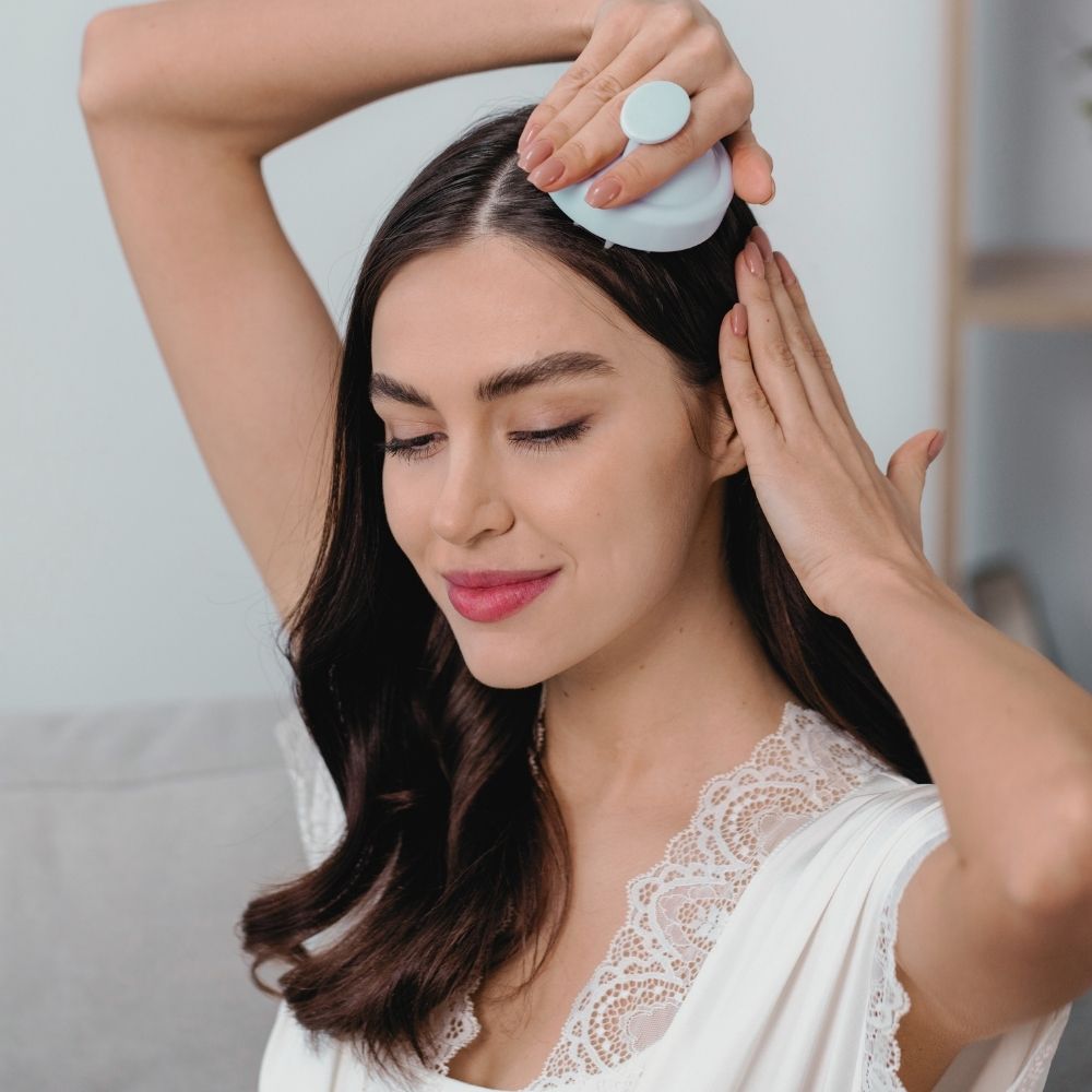 Massage du cuir chevelu avec brosse SILKBIOTIC pour stimuler la pousse des cheveux