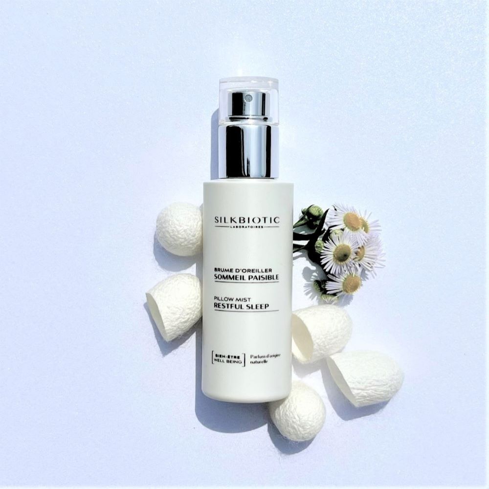 Brume sommeil paisible SILKBIOTIC, 99% d'ingrédients d'origine naturelle. Sa composition est la suivante : soie, eau de fleur d'oranger, huile essentielle de camomille romaine.