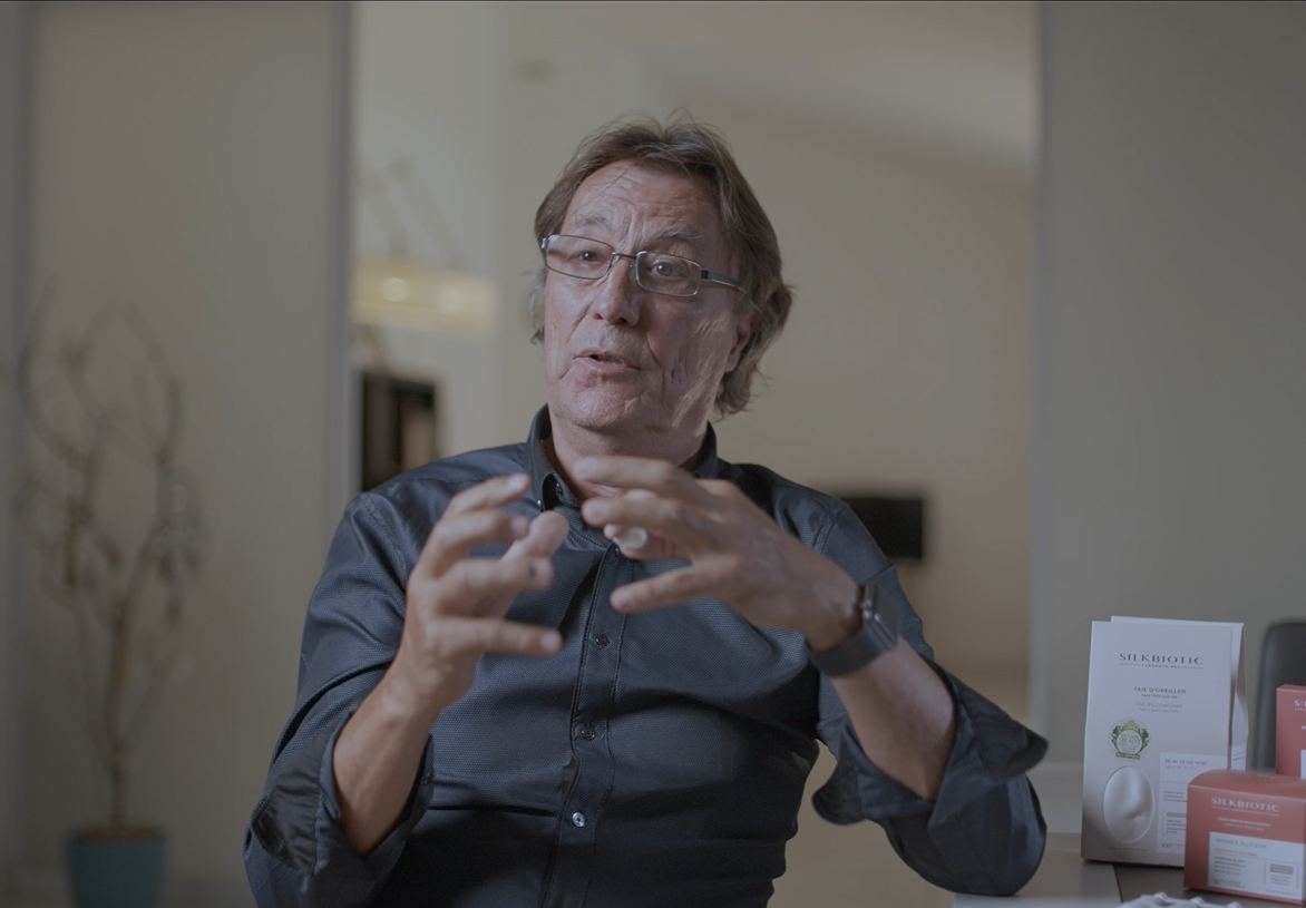 Charger la vidéo: En moins d’une minute, le Dr Gérard Redziniak, directeur scientifique de SILKBIOTIC, vous explique pourquoi la nuit est un moment clé pour « recharger » la peau et la préparer à affronter les défis du lendemain.