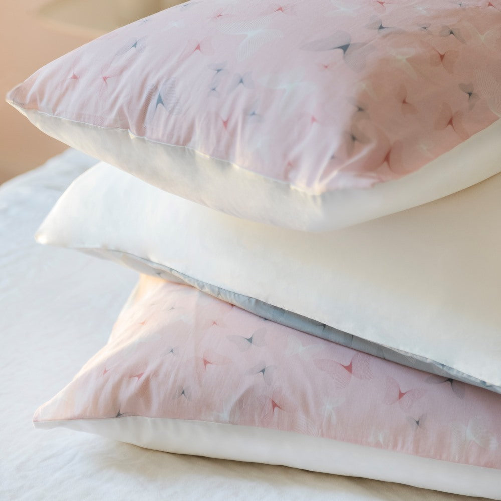 Taies d'oreiller en soie SILKBIOTIC avec motifs délicats, élégance et confort pour vos nuits.